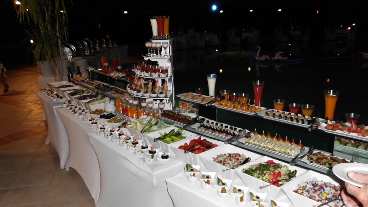 Essen am Pool  Jaz Makadi Oasis Resort