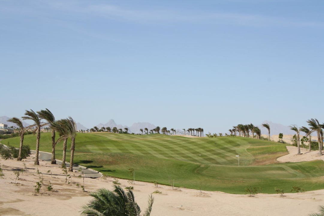 Blick zur Landseite auf Golfplatz Hotel JAZ Makadi Star & Spa