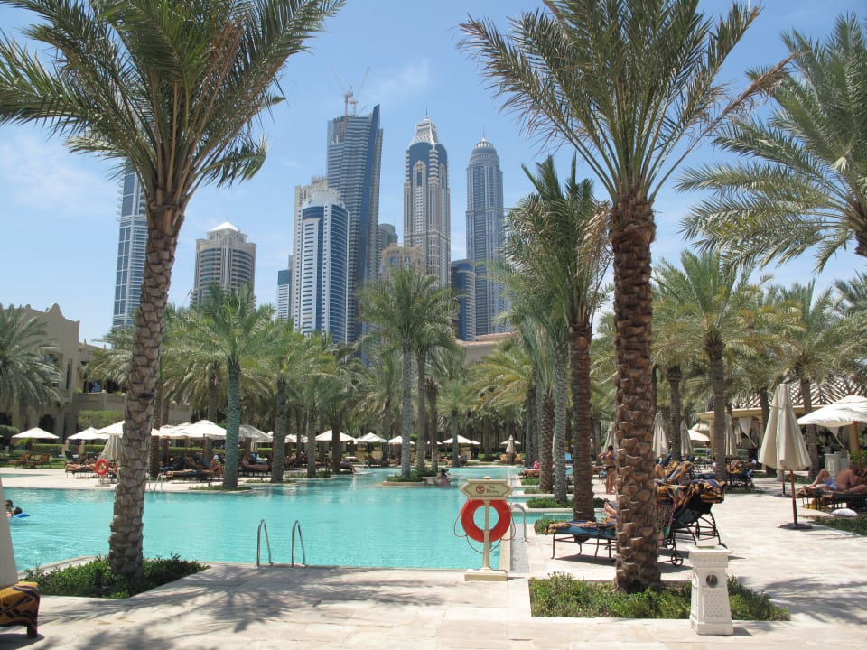 Pool mit Blick auf die Hochhäuser One&Only Royal Mirage Resort Dubai at Jumeirah Beach