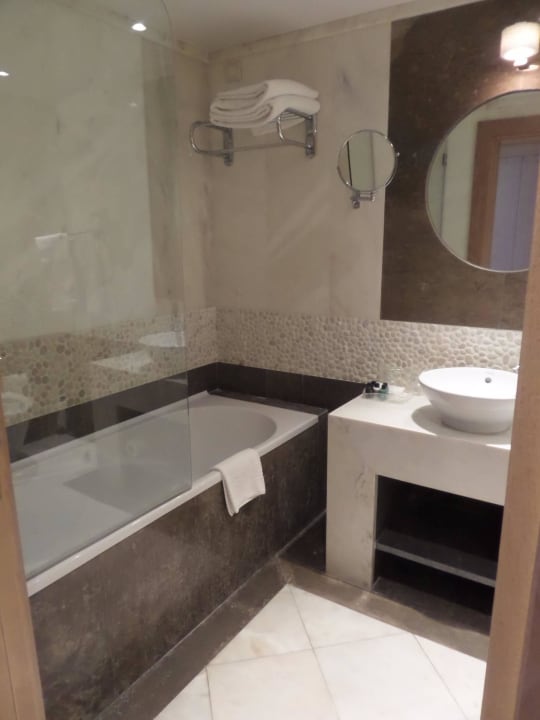 Großes Bad Sesimbra Oceanfront Hotel