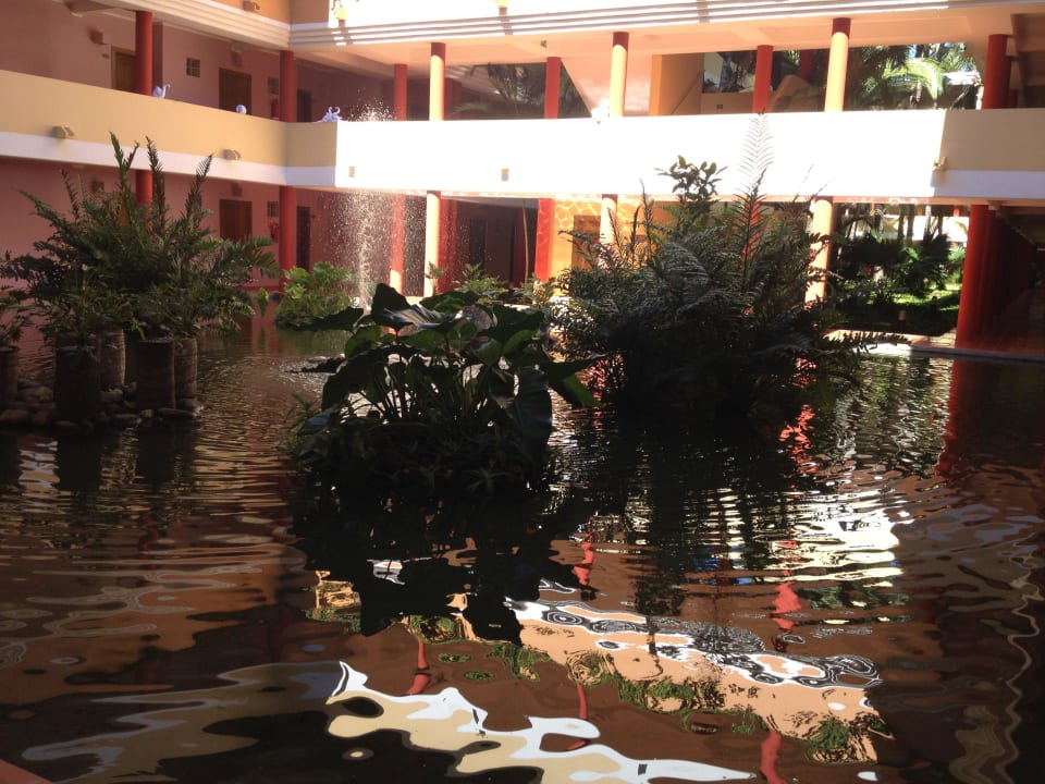 Innenbereich des Hotelkomplexes Iberostar Waves Punta Cana