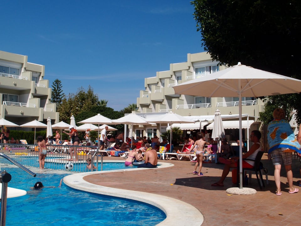 Pool in der Gartenanlage Hipotels Mediterraneo Club