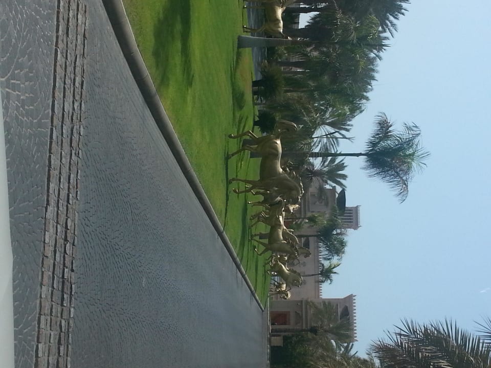 Drive leading to the entrance Jumeirah Al Qasr