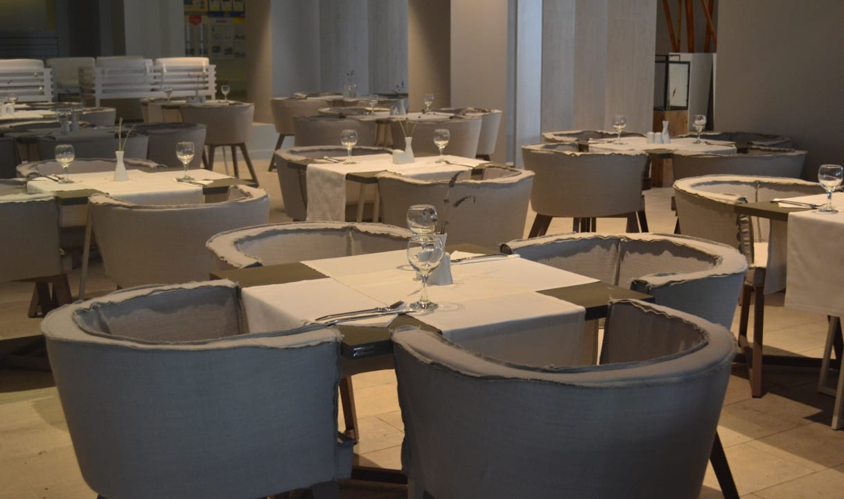 Restaurant The Bay Hotel & Suites