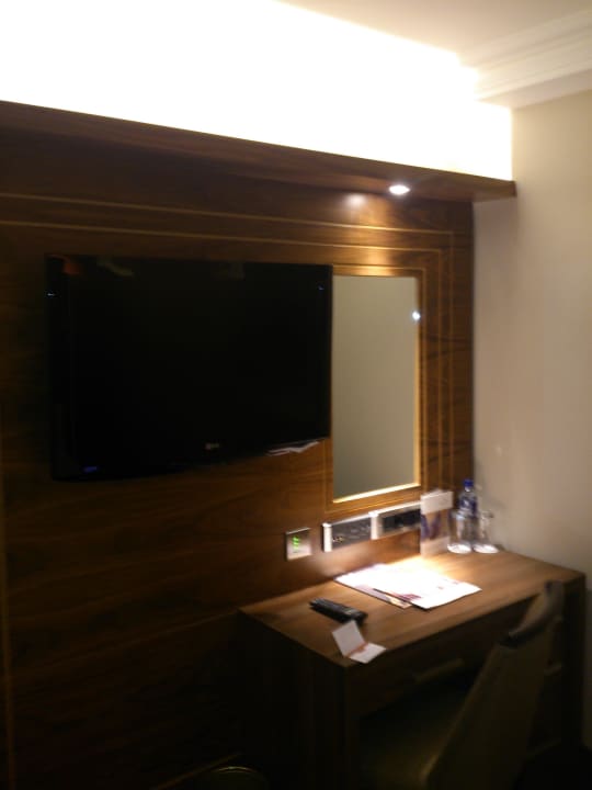 Flat TV 100 Queen's Gate Hotel London Kensington, Curio Collection by Hilton