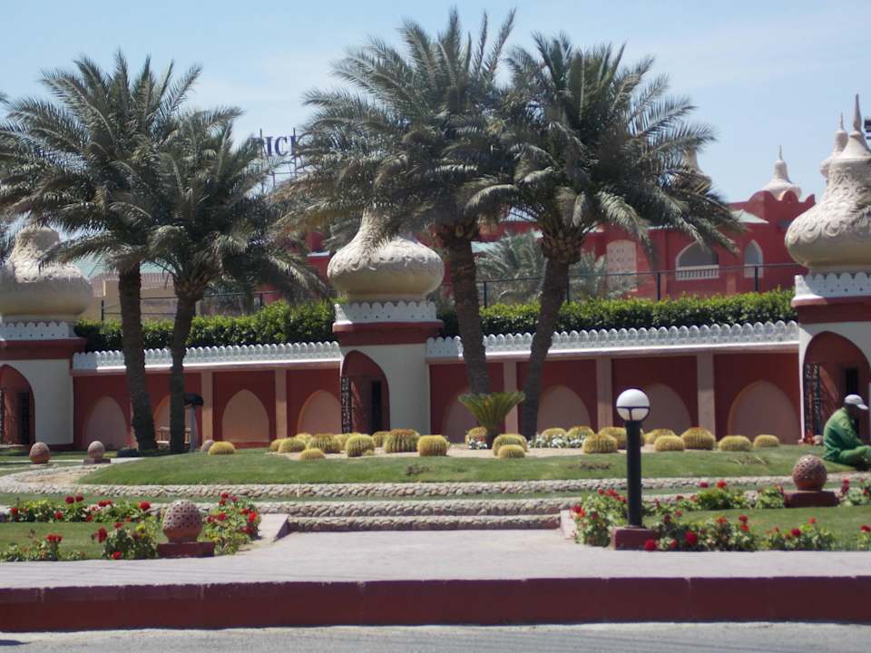 Вид перед отелем Pickalbatros Alf Leila Wa Leila Resort - Neverland Hurghada