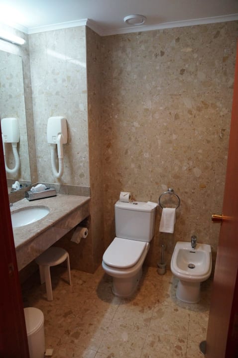 Badezimmer (Dusche ist rechts hinter der Tür) Azoris Faial Garden