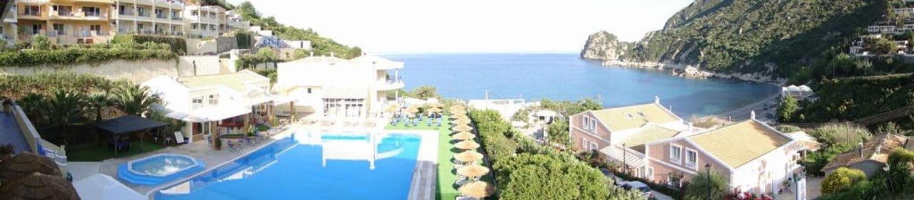 Blick vom Balkon des Apartments auf Pool und Bucht Ithea Suites Hotel