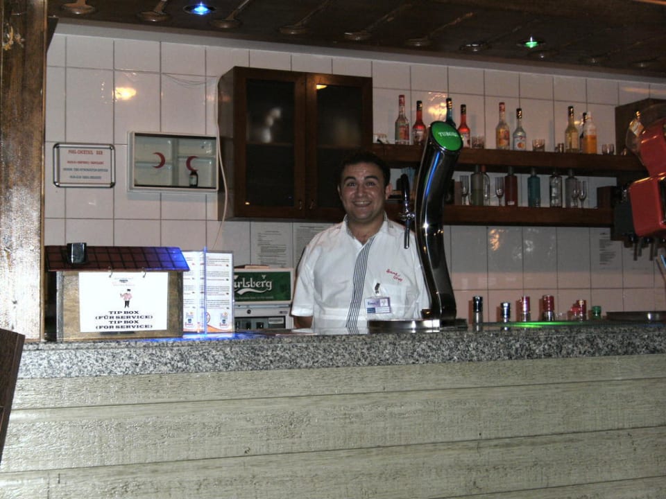 Freundlicher Kellner Hane Family Resort