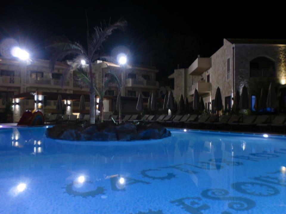Hauptpool bei Nacht Cactus Royal