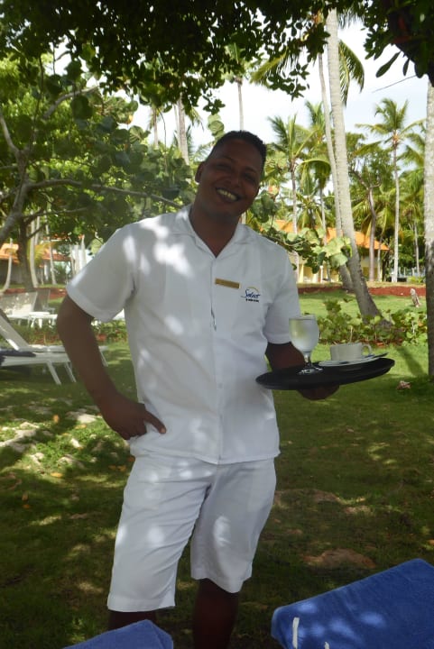 Antonio, unser Kellner am Morgen Wyndham Alltra Samana