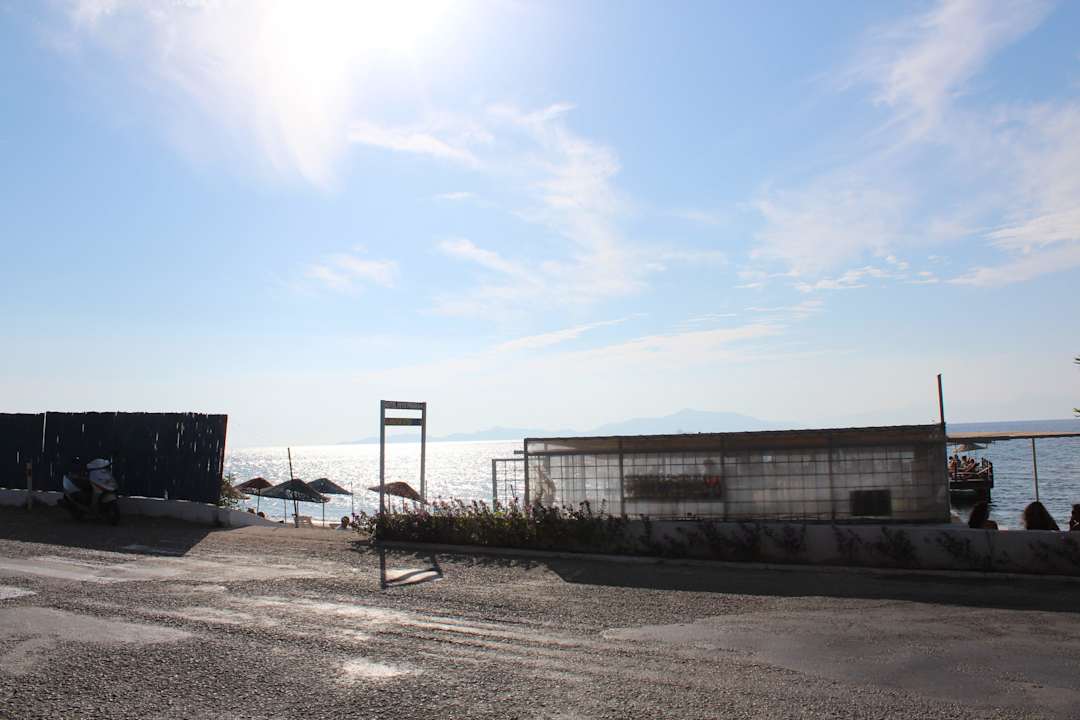 Straße zum Strand Woxxie Hotel