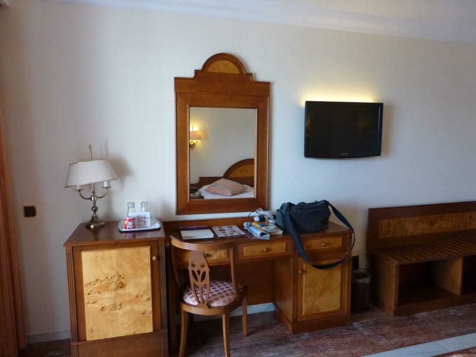 Kühlschrank,Schreibtisch und TV Hotel Serrano Palace
