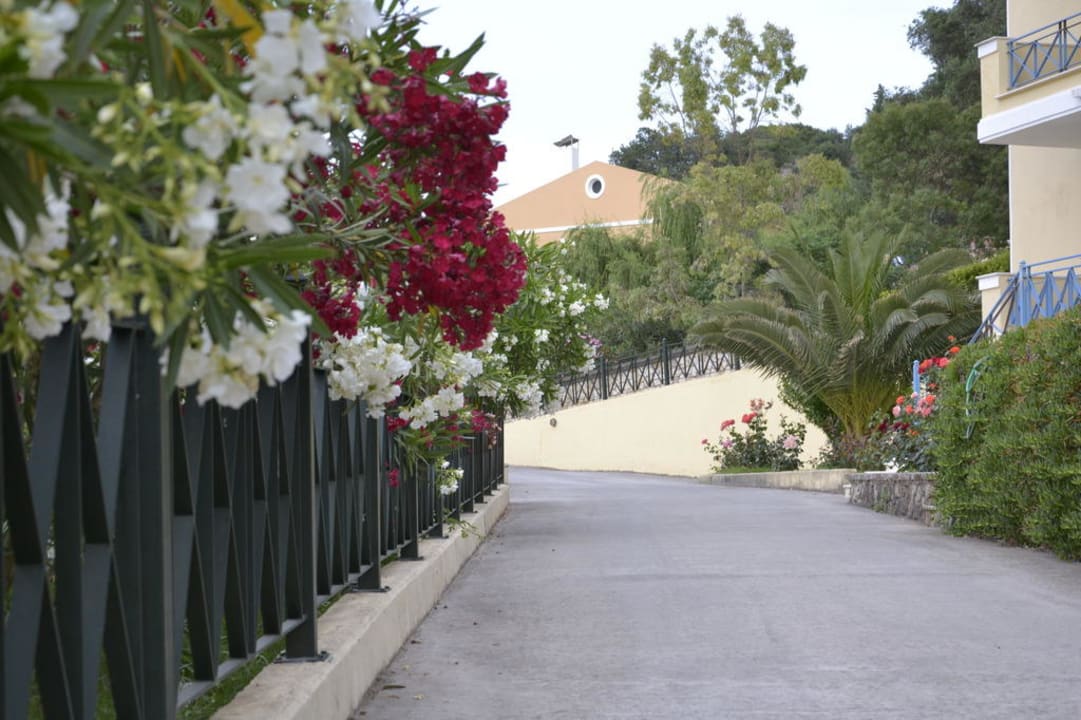 Weg zu den Zimmern Ithea Suites Hotel