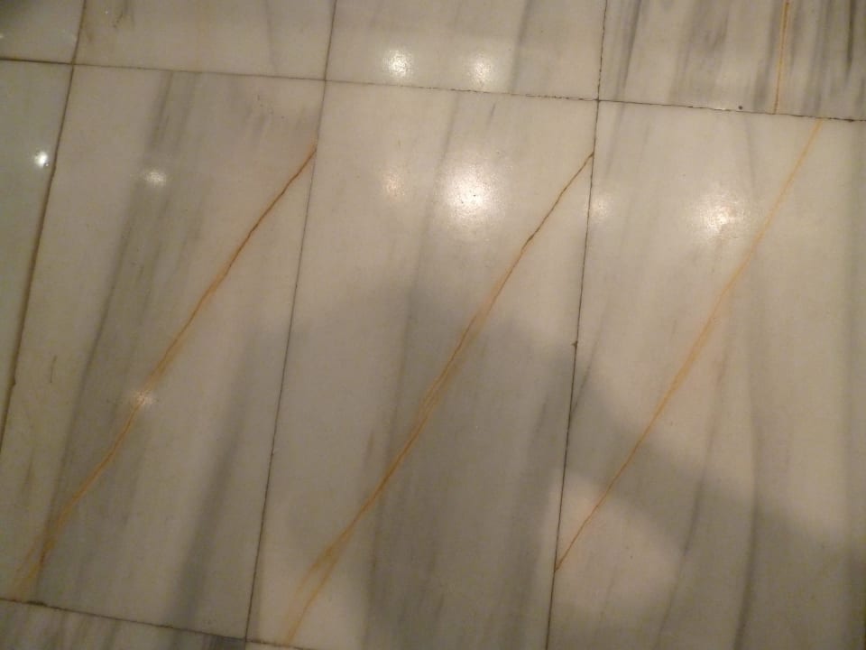 Cracks on bathroom floor Hotel San Gil