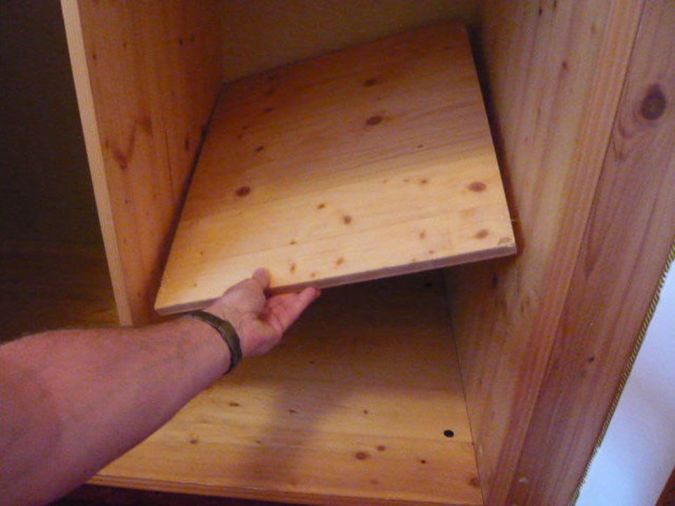 Der Schrankboden von 3 Schrauben gehalten Hotel Panther'A