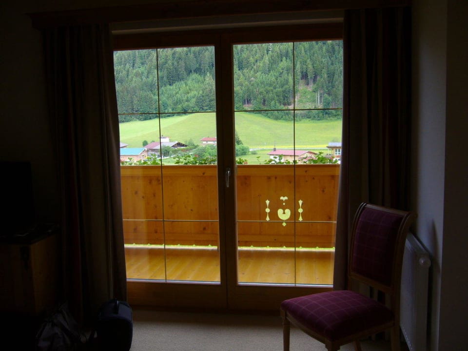 Blick vom Bett im Chalet Nr.5 Adults Only Boutique-Hotel Unterlechner