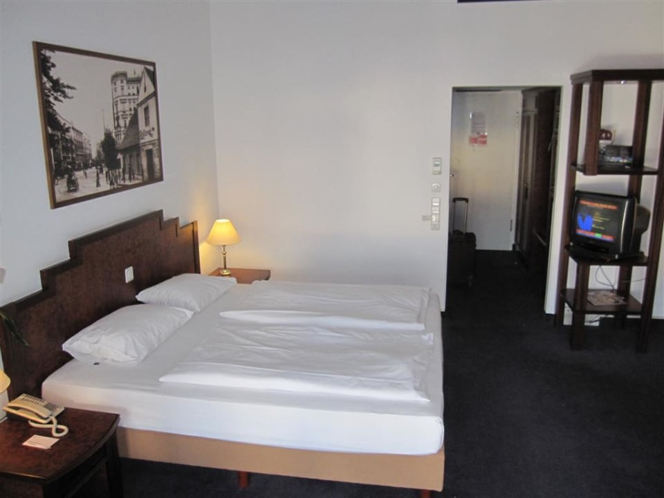 Bett vom fenster Mercure Hotel Berlin Tempelhof