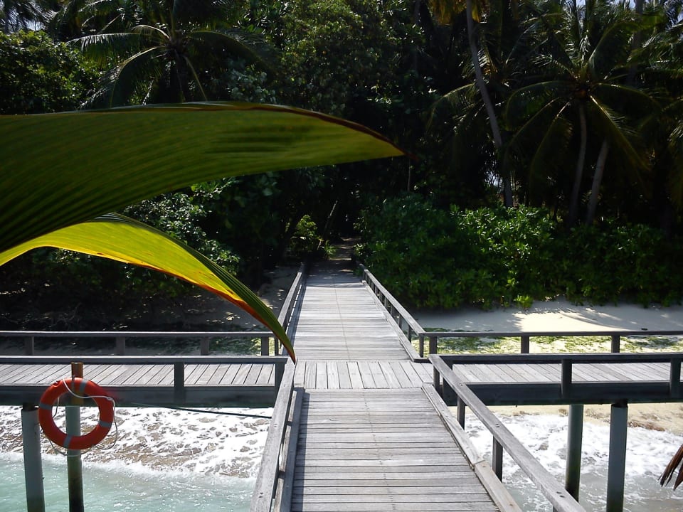 Steg der Wasserbungalows Kuramathi Maldives