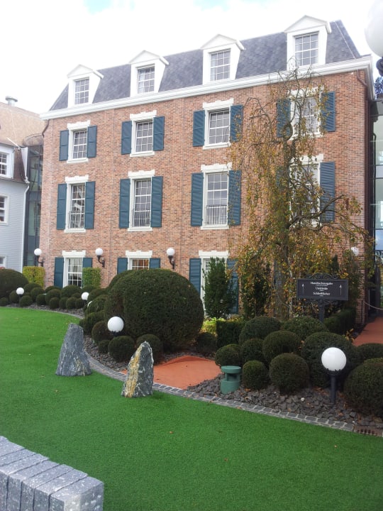 Hallen-Freibad und Liegebereich draußen Hotel Bell Rock Europa-Park