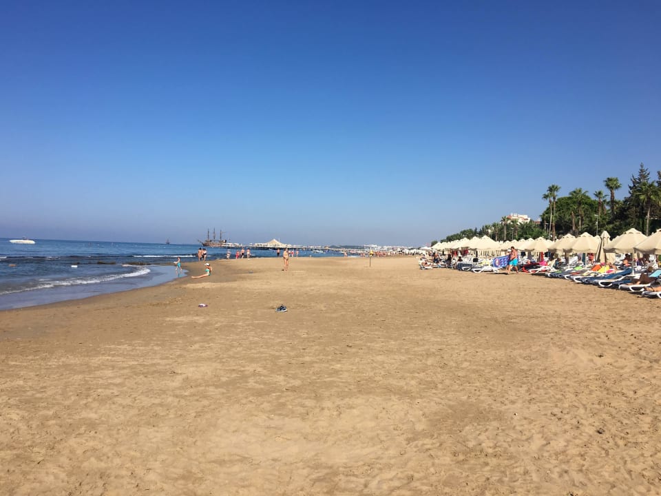 Toller Strand...im Wasser vereinzelt Steinplatten. Melas Holiday Village