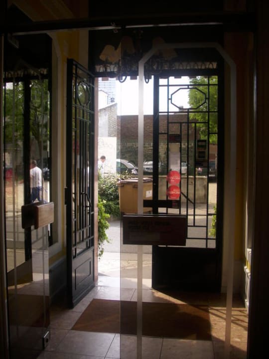 Hotelein- und Ausgang ibis Styles Hotel Paris La Defense Courbevoie