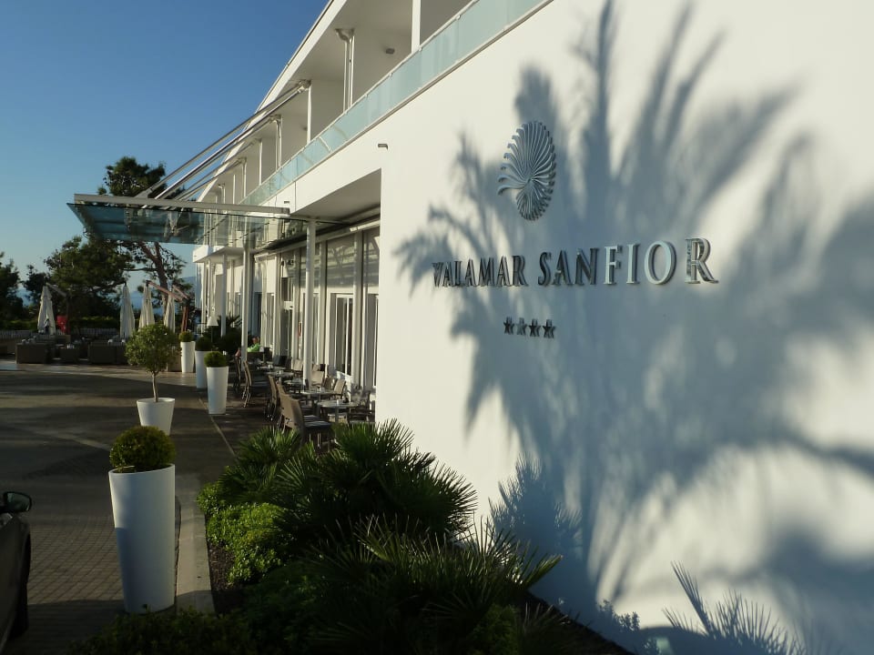Vor dem Eingangsbereich Valamar Sanfior Hotel & Casa