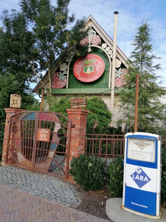 Außenansicht Alles Paletti Karls Upcycling Hotel