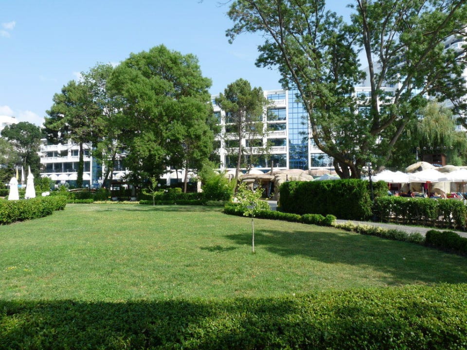 schöne Grünanlagen DAS Club Hotel Sunny Beach