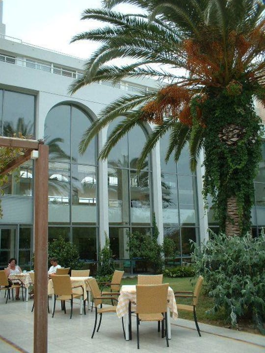 Parkanlage zwischen Hotel und Strand Caravia Beach Hotel