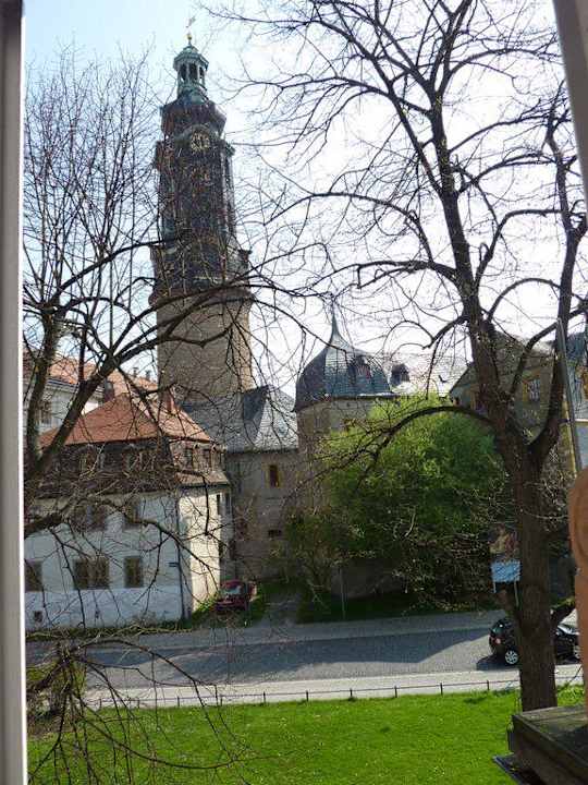 Blick aus dem Fenster auf Schloß und Strasse Hotel Die kleine Residenz