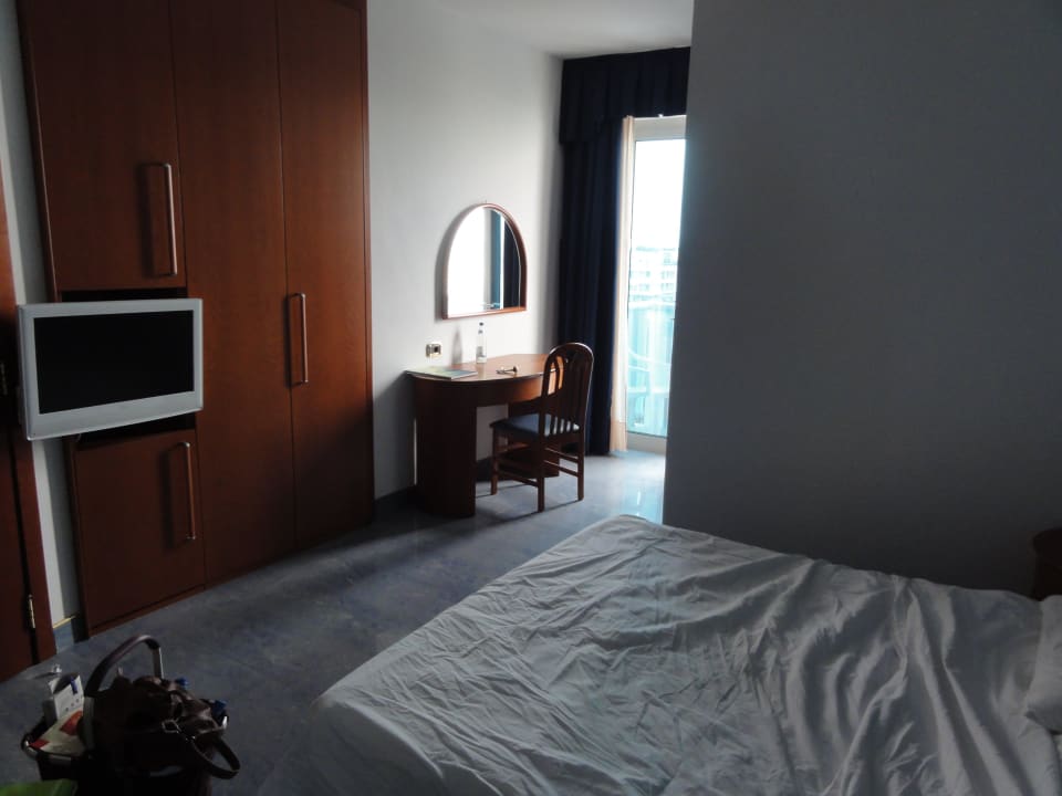 Blick ins Zimmer, links Eingangstüre Hotel Parigi