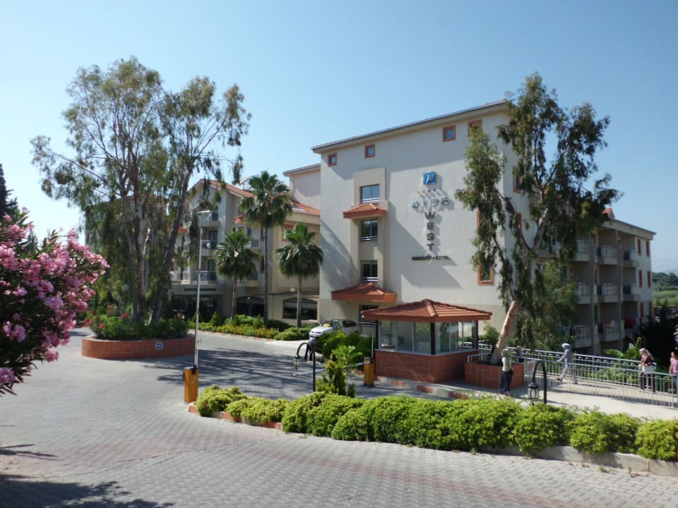 Hotel von der Straße aus FUN&SUN Smart Hane Sun Hotel