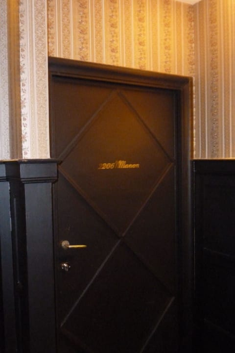 Zimmertür mit Namen Hotel Le Berger