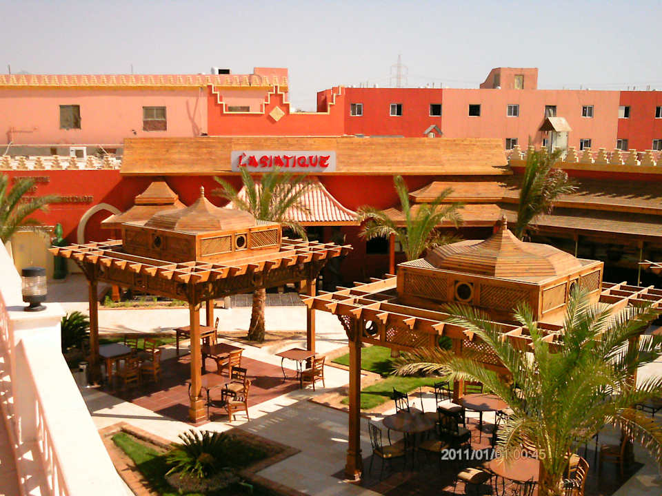 Sitzplätze beim La Veranda Pickalbatros Alf Leila Wa Leila Resort - Neverland Hurghada