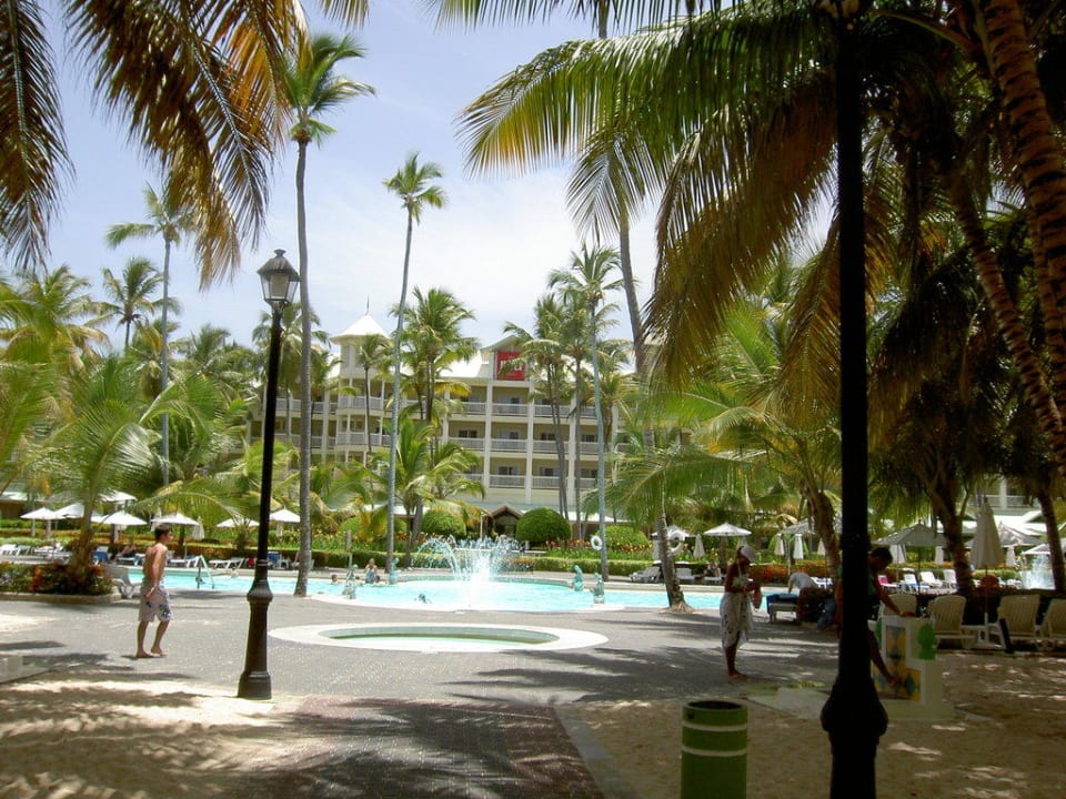 Pool und Hotel aus Strandrichtung Hotel Riu Palace Macao - Adults only