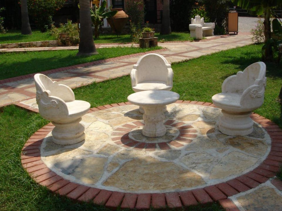 Sitzgruppe in der Gartenanlage Ölüdeniz Beach Resort by Z Hotels