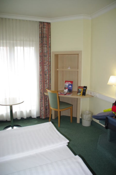 Standardzimmer mit Schreibtisch IntercityHotel Hamburg-Altona