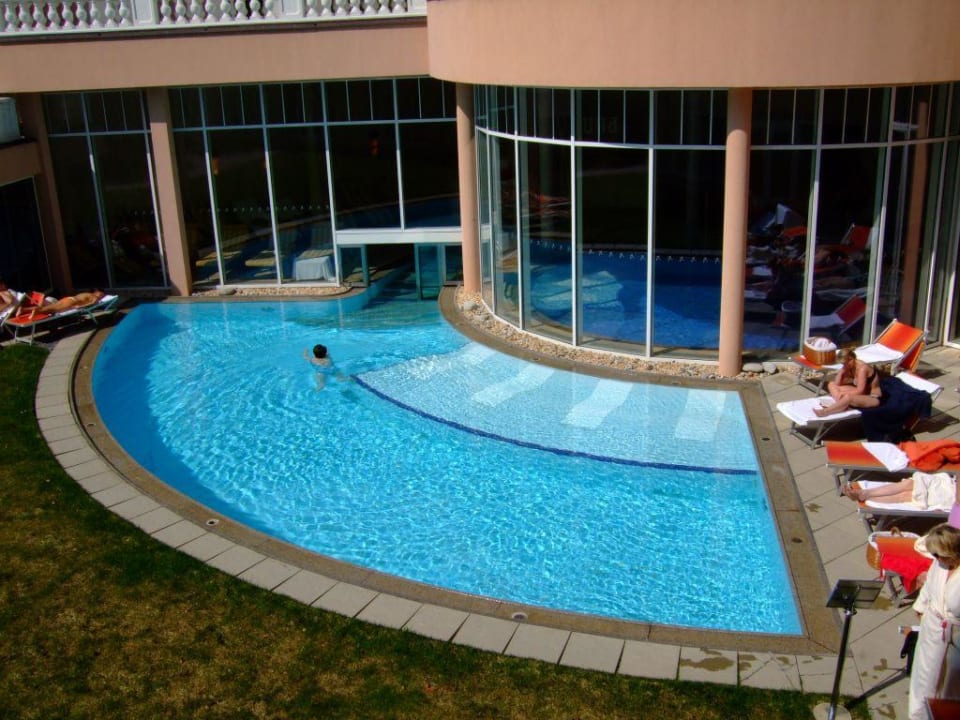 Blick vom Zimmerbalkon auf den Outdoor-Pool Falkensteiner Spa Resort Marienbad