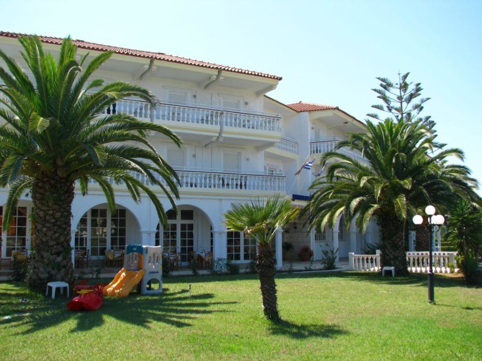 Widok od ogrodu Karras Grande Resort