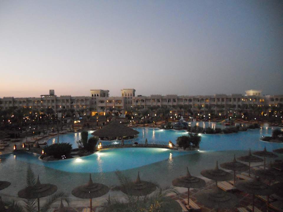 Pool bei Sonnenaufgang Pickalbatros Palace Resort