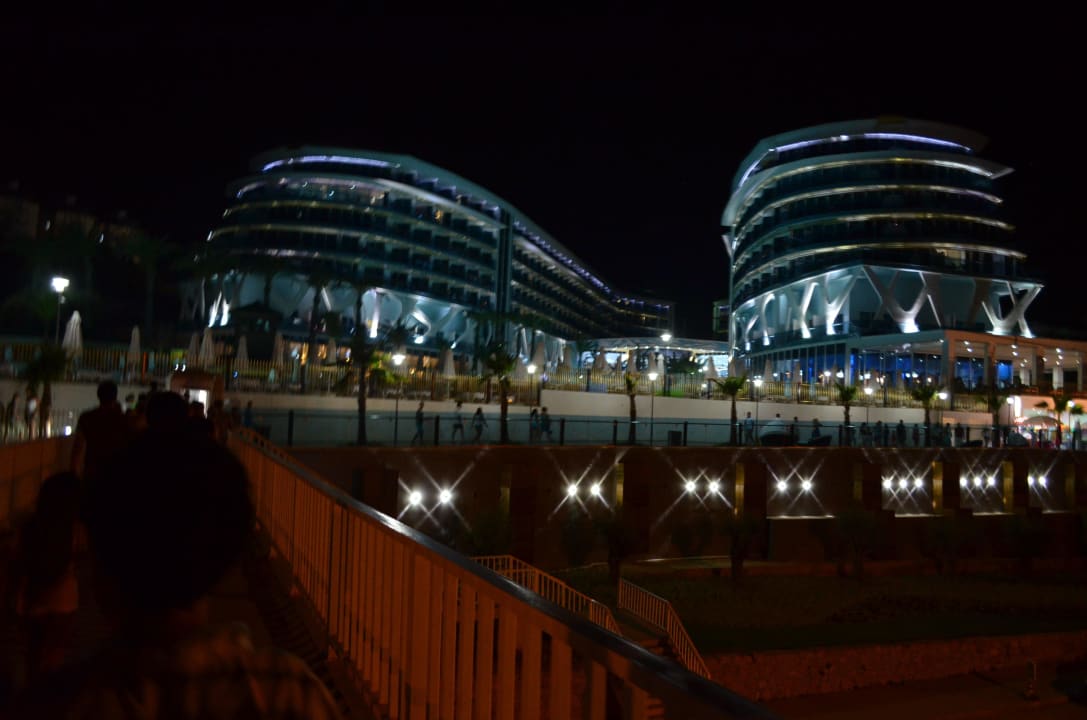 Das Hotel abends Vikingen Infinity Resort & Spa