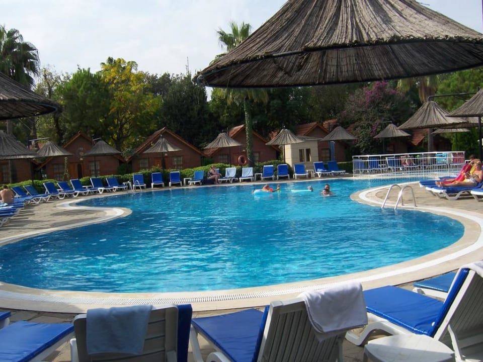 Die Größe des Pools ist völlig ausreichend. Can Garden Beach