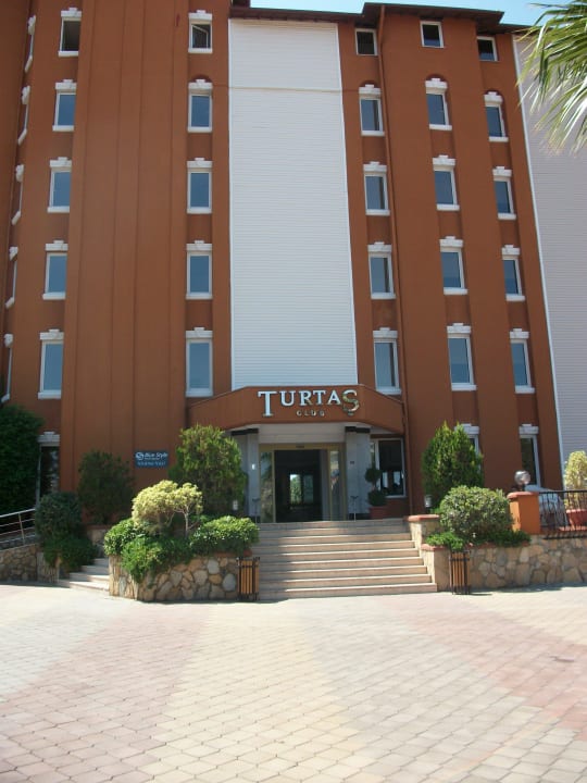 Der Haupteingang des Hotels Club Turtas Beach Hotel