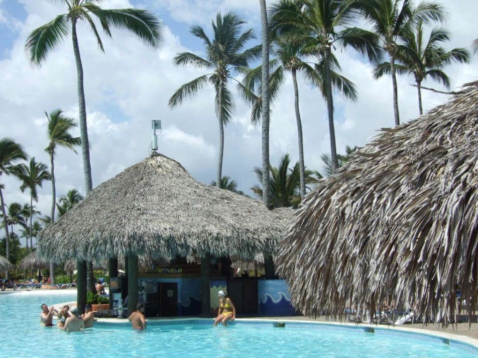 Pool und Poolbar Punta Cana Princess All Suites Resort & Spa