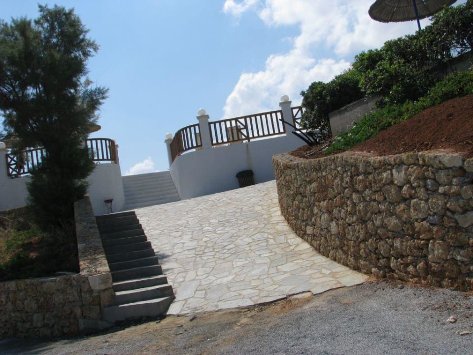 Schiefe Ebene zum Strand Alexander Beach Hotel & Village Resort