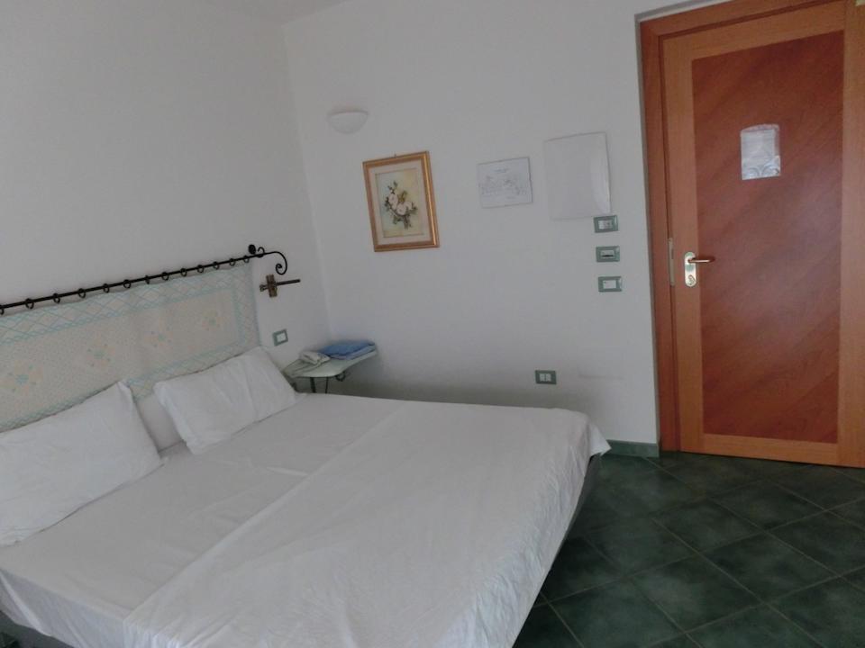 Doppelbett Eingangsseite Borgo Saraceno Hotel & Spa