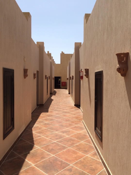 Durchgang zu den Zimmern Three Corners Sea Beach Resort