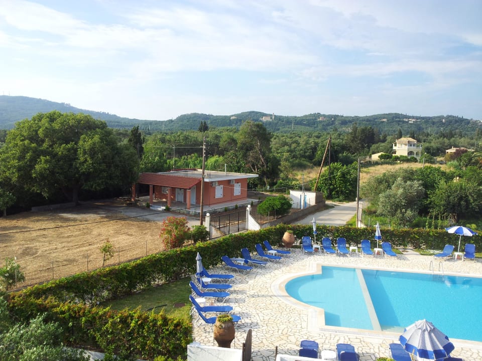 Sehr schöner Pool uns sehr sauber CCB Bruskos Hotel