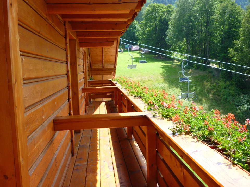 Balkone durch Balken getrennt. Hotel Meta Resort & Vine SPA